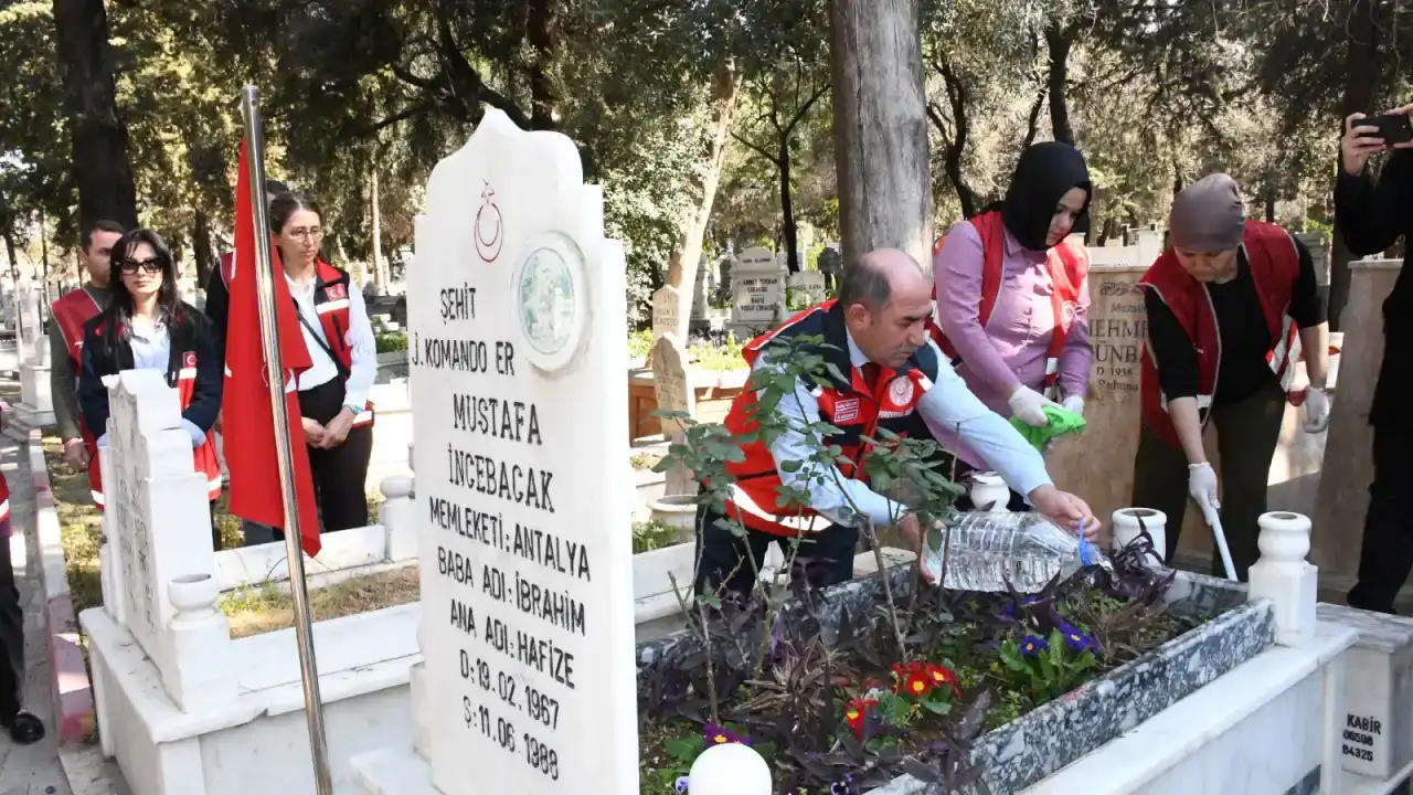 antalyadaki-sehit-kabirlerinde-hummali-calisma