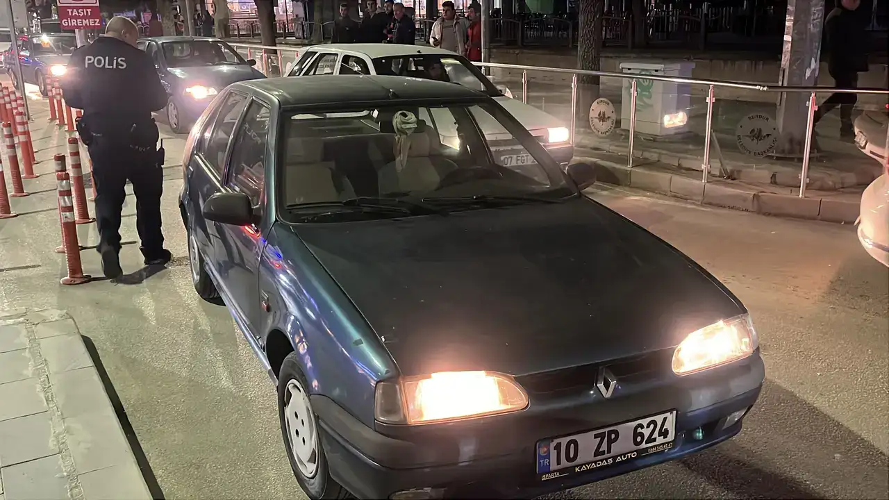 burdur-gazi-caddesinde-korkutan-kaza-motosikletli-hastaneye-kaldirildi