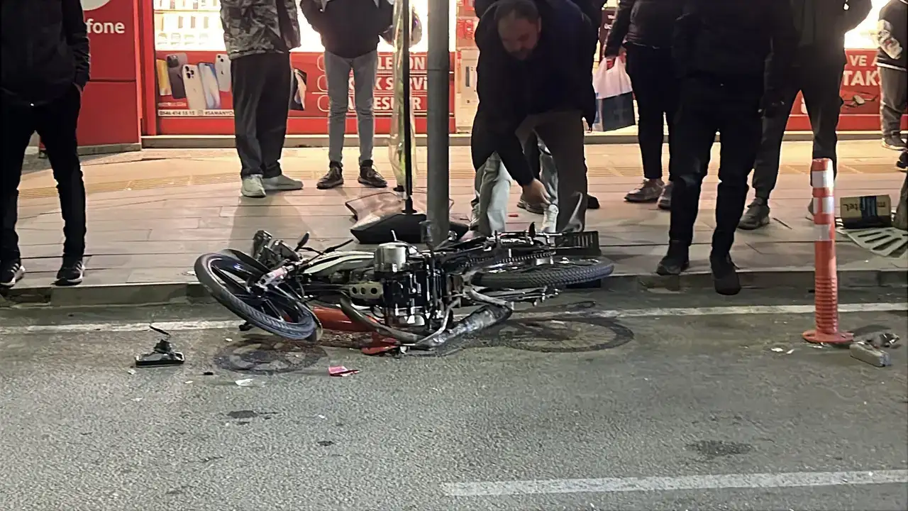 burdur-gazi-caddesinde-korkutan-kaza-motosikletli-hastaneye-kaldirildi