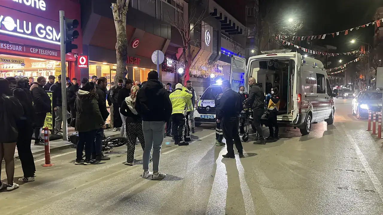 burdur-gazi-caddesinde-korkutan-kaza-motosikletli-hastaneye-kaldirildi