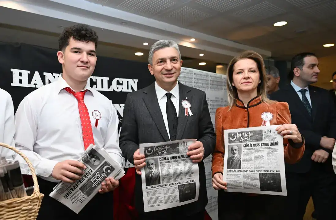istiklal-marsi-105-yasinda-antalyada-mehmet-akif-ve-bagimsizlik-gosterisi
