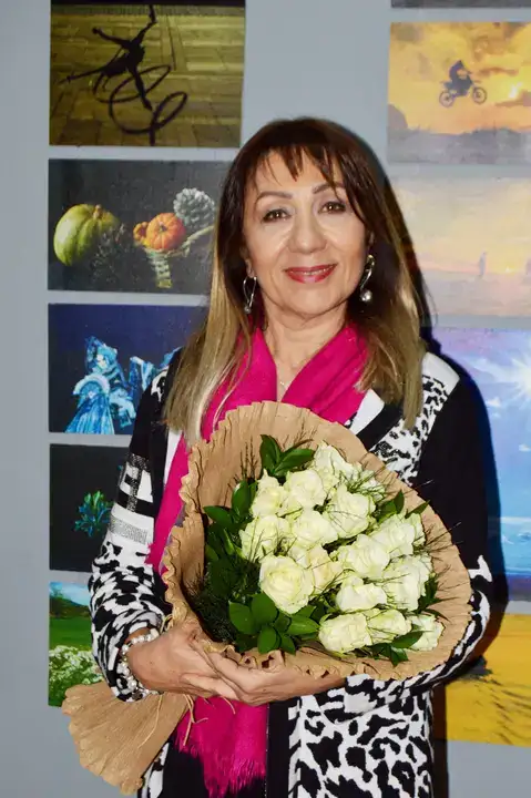 antalyada-sari-sicak-emek-kareler-sanatseverlerle-bulustu