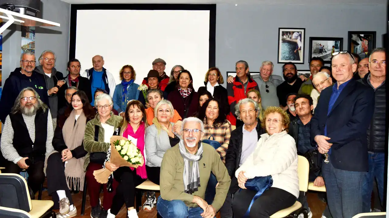 antalyada-sari-sicak-emek-kareler-sanatseverlerle-bulustu