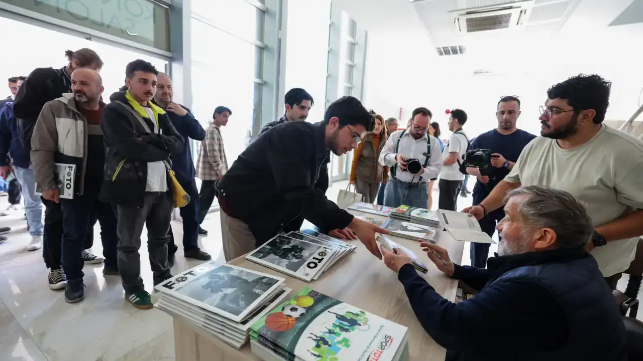 coskun-aral-akdeniz-universitesi-iletisim-fakultesinde-ogrencilerle-bulustu