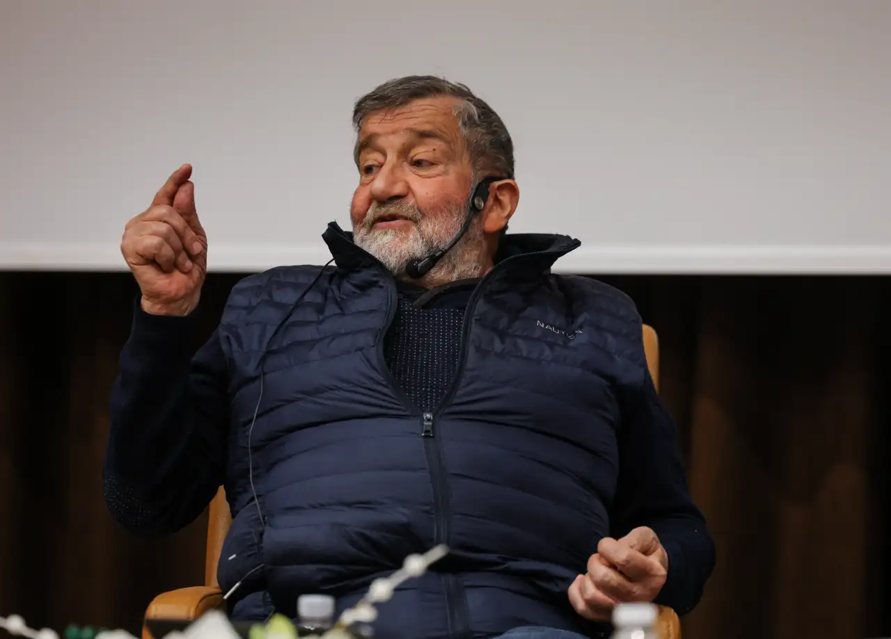 coskun-aral-akdeniz-universitesi-iletisim-fakultesinde-ogrencilerle-bulustu