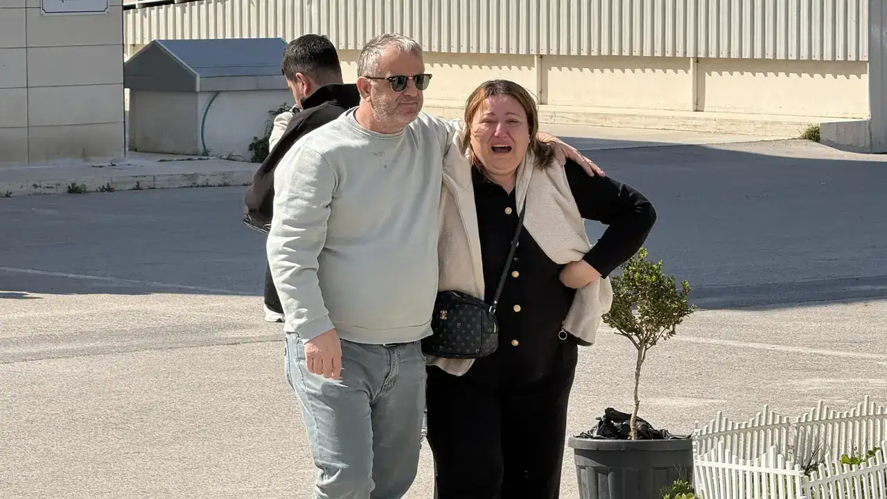 kemer-antalya-yolunda-bariyerlere-carpti-kurtarilamadi