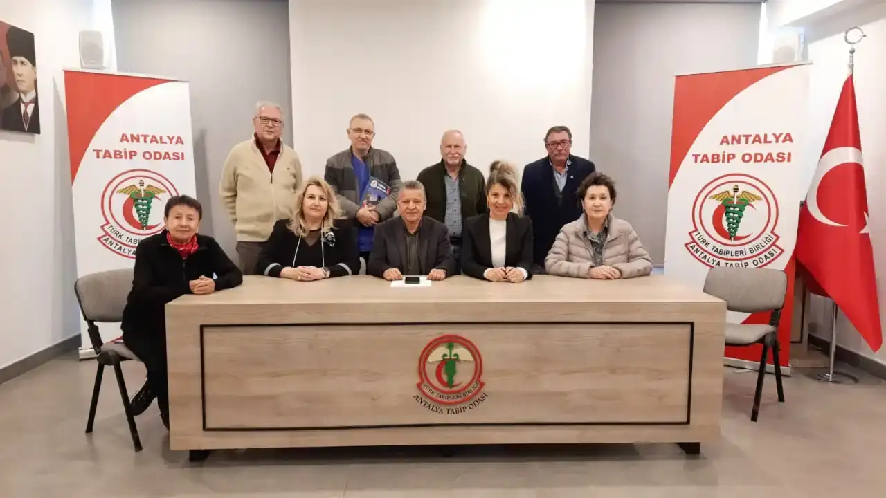 14-mart-tip-bayraminda-hekimlerden-siddet-ve-yogunluk-mesaji