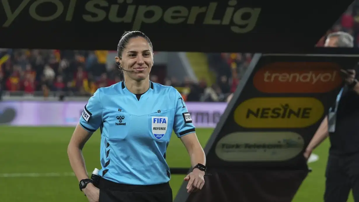 asen-albayrak-kimdir-kac-yasinda-nereli-hangi-takimli-22-yil-sonra-ilk-kadin-hakem-xp3l