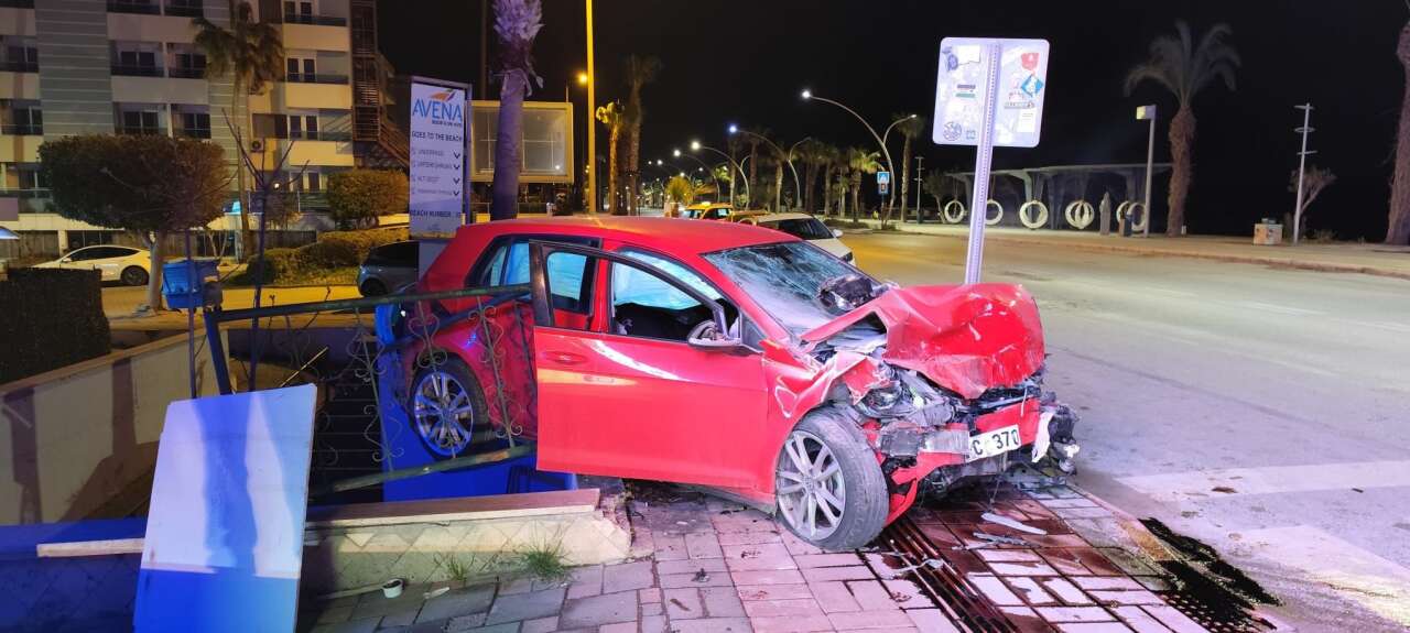 alanyada-iki-otomobil-carpisti-3-kisi-hastaneye-kaldirildi