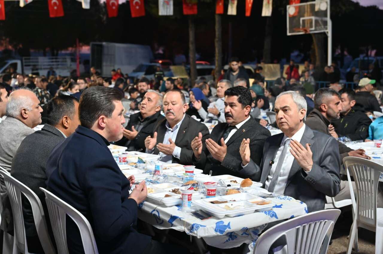 birlik-ve-beraberlik-sofrasi-kepez-sakinleri-ayni-sofrada-bulustu