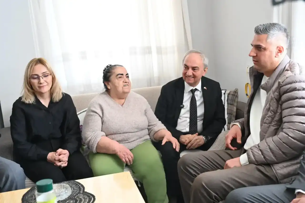 kocagozden-sehit-annesine-sen-bizim-bas-tacimizsin