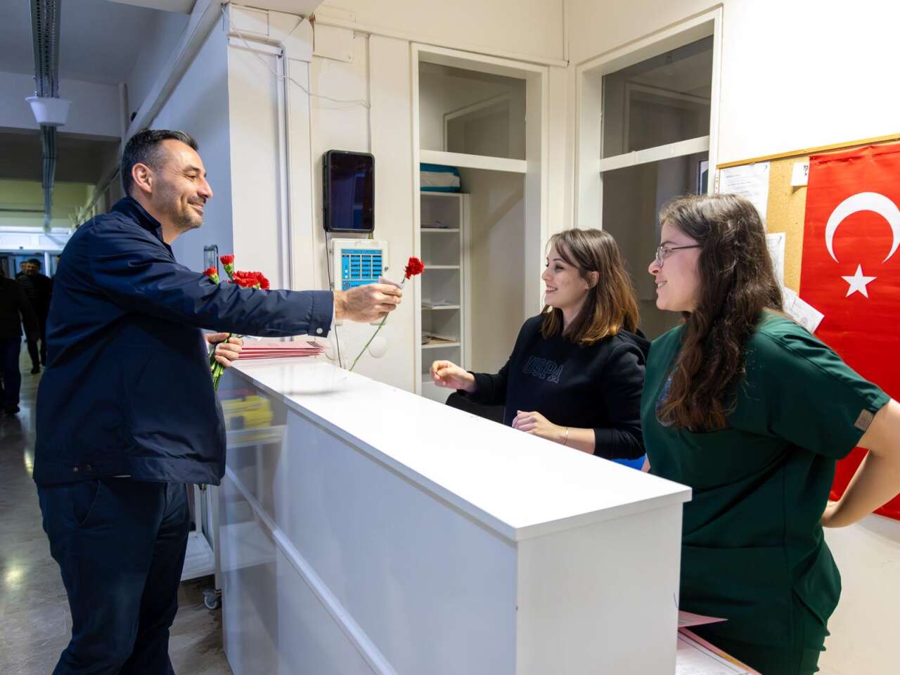 manavgatta-ramazan-bereketi-ve-tip-bayrami-heyecani-bir-arada-yasaniyor