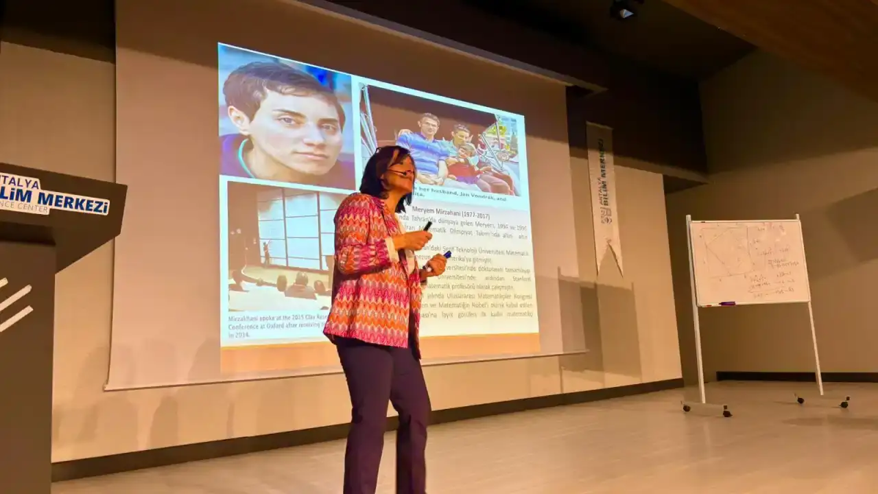 antalya-bilim-merkezinde-pi-sayisi-kutlandi