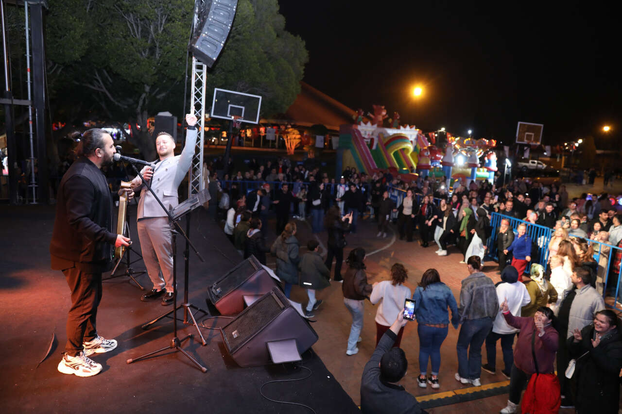 cam-piramitte-karadeniz-ve-burdur-gecesi-antalyalilar-etkinliklere-akin-etti