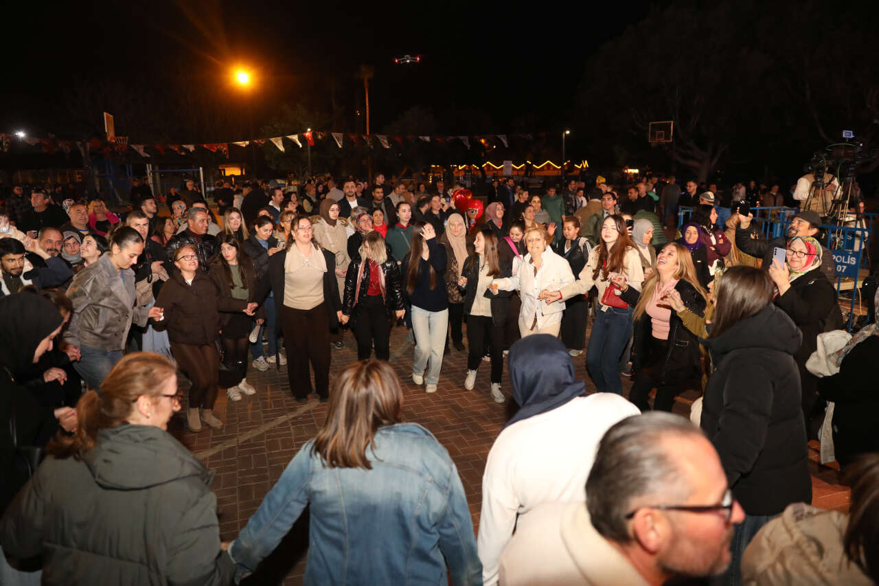 cam-piramitte-karadeniz-ve-burdur-gecesi-antalyalilar-etkinliklere-akin-etti
