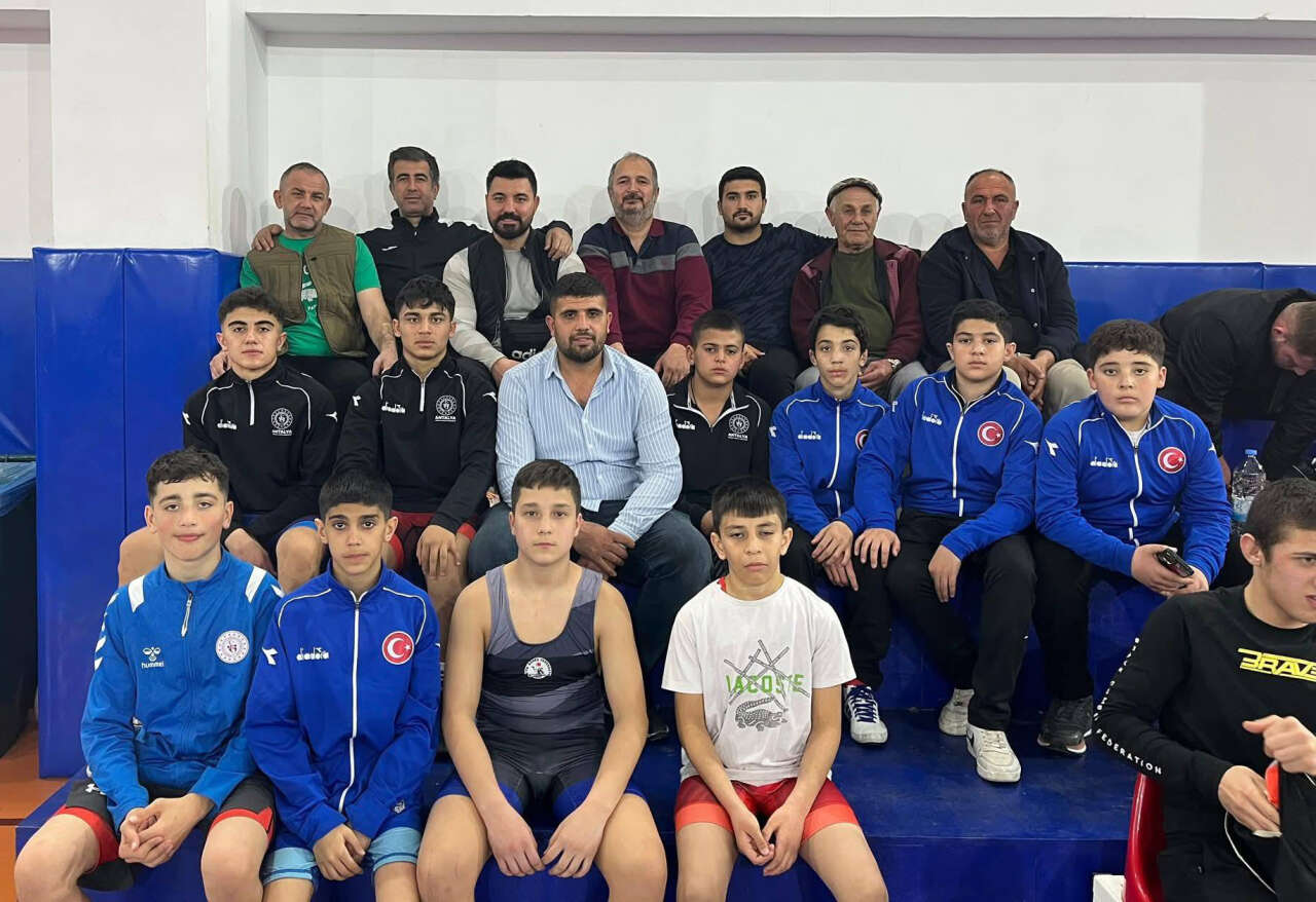 korkutelili-pehlivanlar-antalyada-zirveye-cikti