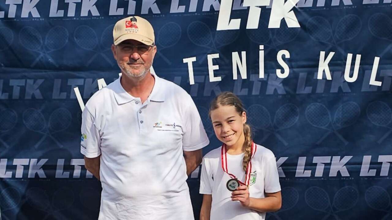 kortlarda-manavgat-ruzgari-genc-tenisciler-sampiyonluk-kursusunde