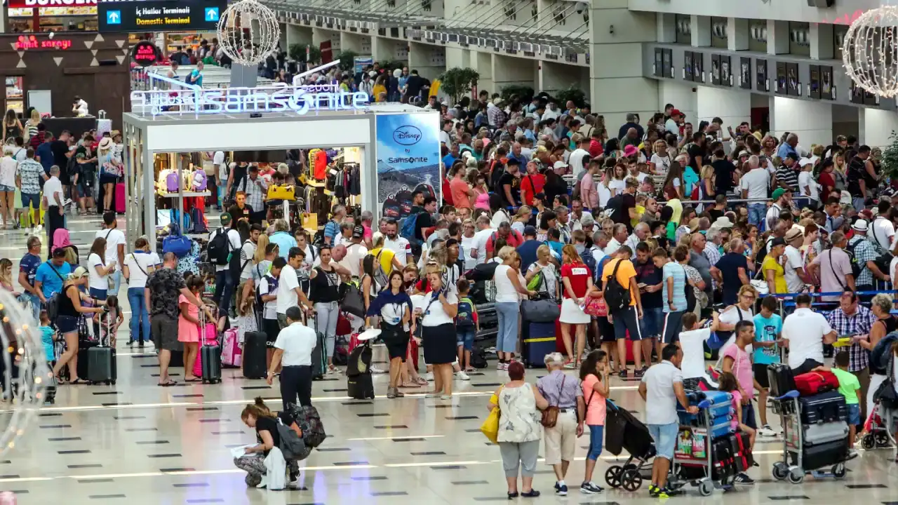 antalya-havalimani-subatta-874-bin-yolcu-agirladi