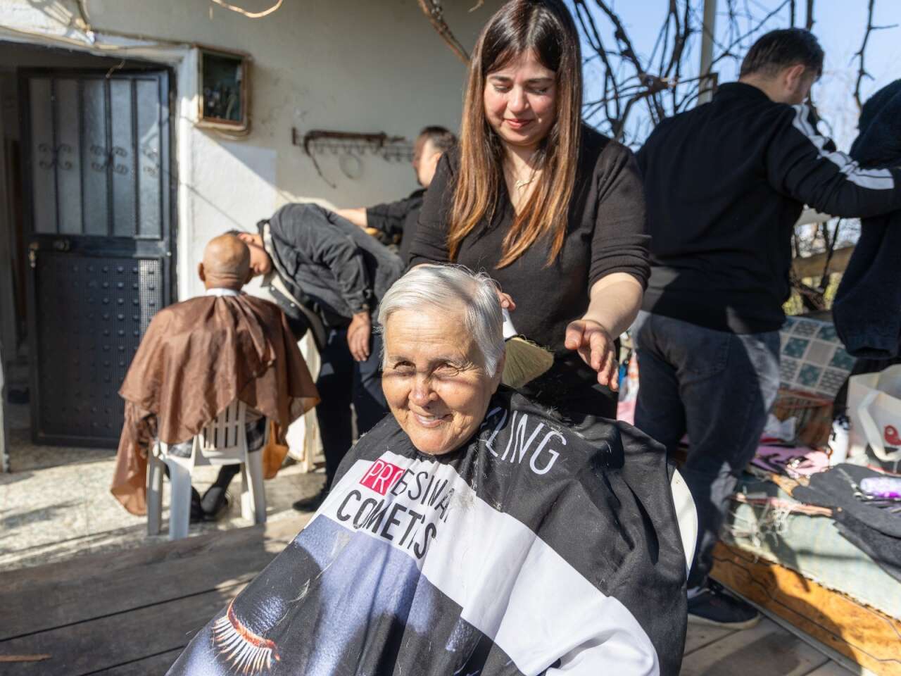 manavgat-belediyesinden-bayram-mesaisi-ucretsiz-kuafor-hizmeti-basladi