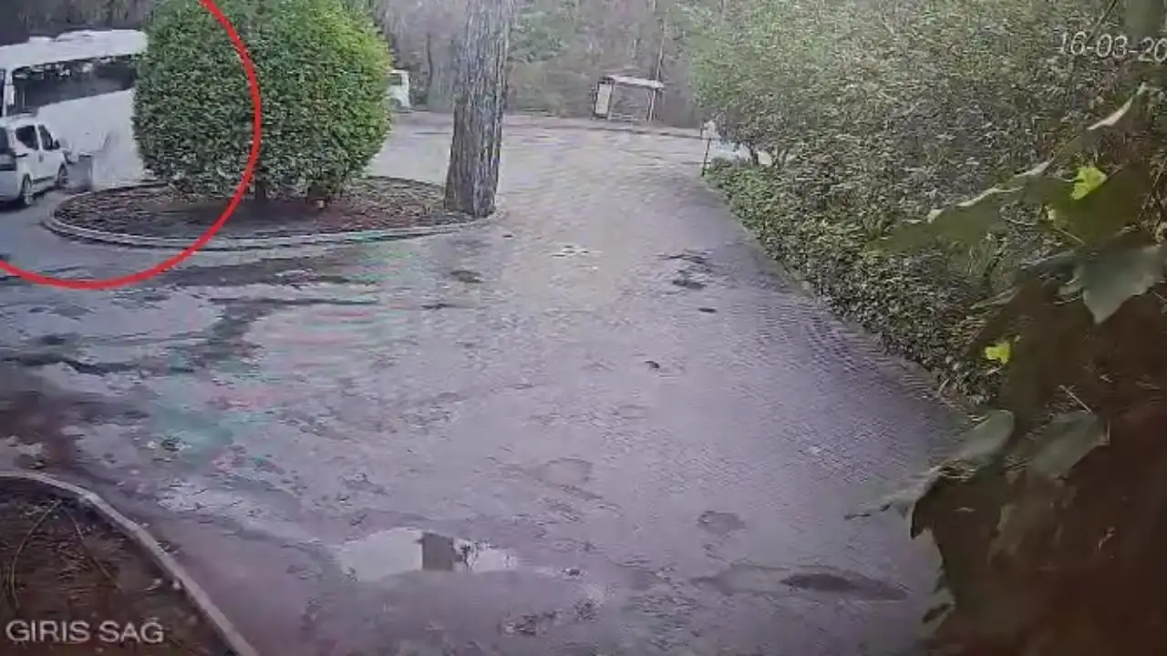 manavgatta-servis-otobusu-ile-ticari-arac-carpisti