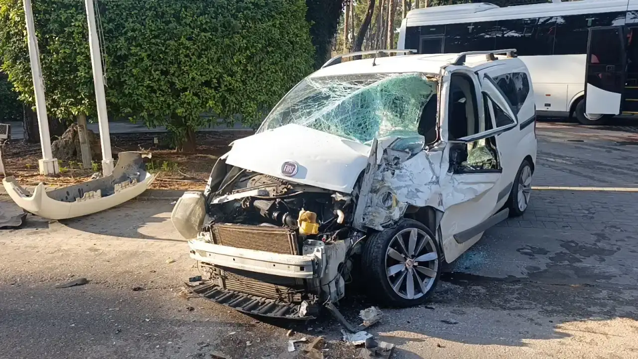 manavgatta-servis-otobusu-ile-ticari-arac-carpisti