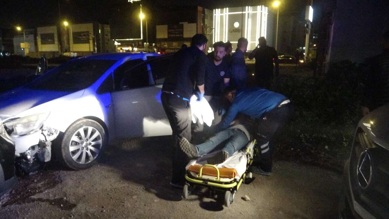 aspendos-bulvarinda-panik-kucuk-cocukla-birlikte-aractan-atladi