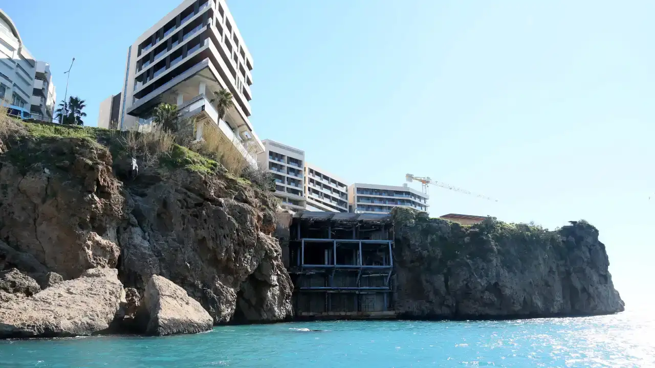 dunyada-tek-ama-isgal-altinda