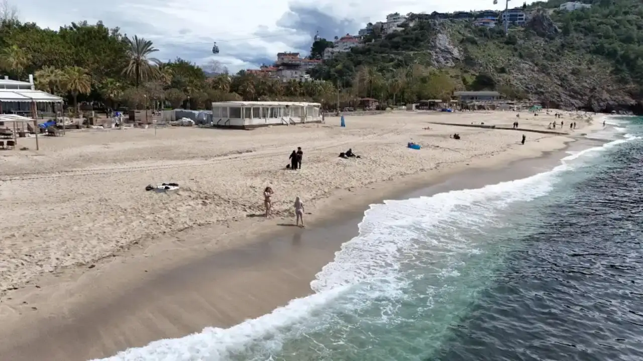 bayram-oncesi-alanya-sahilleri-hareketlendi-kleopatra-plaji-doldu