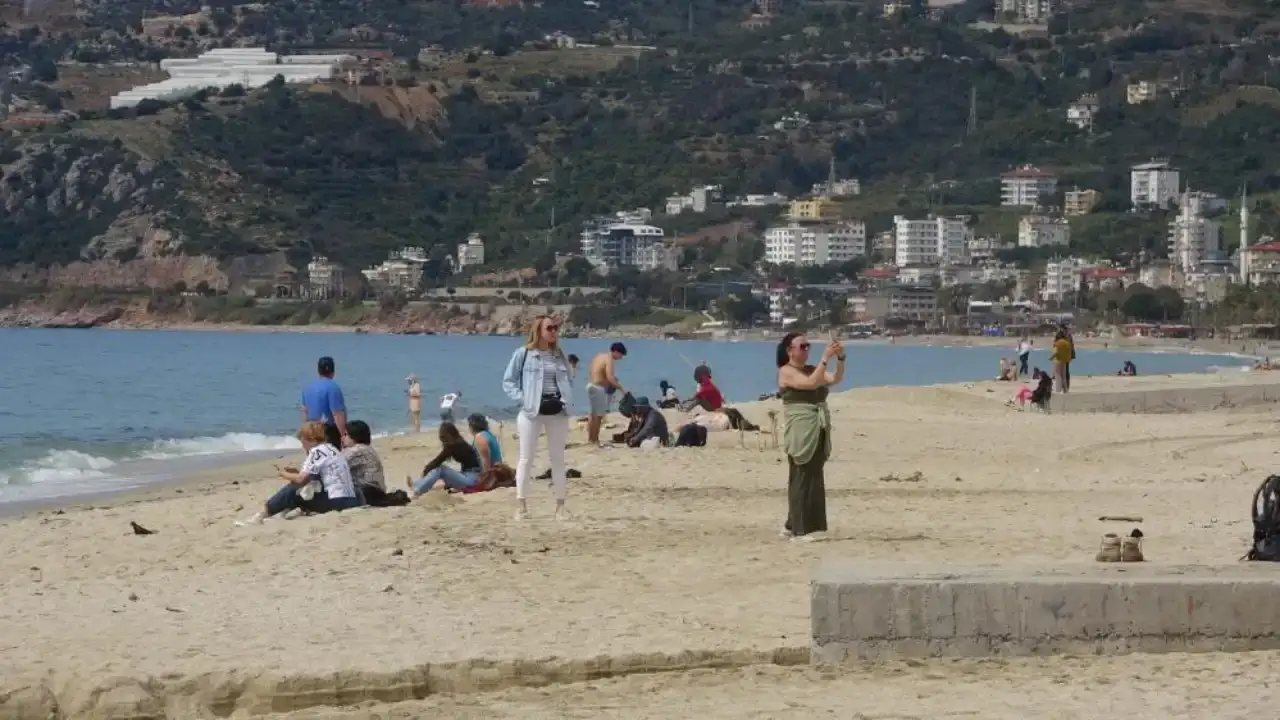 bayram-oncesi-alanya-sahilleri-hareketlendi-kleopatra-plaji-doldu