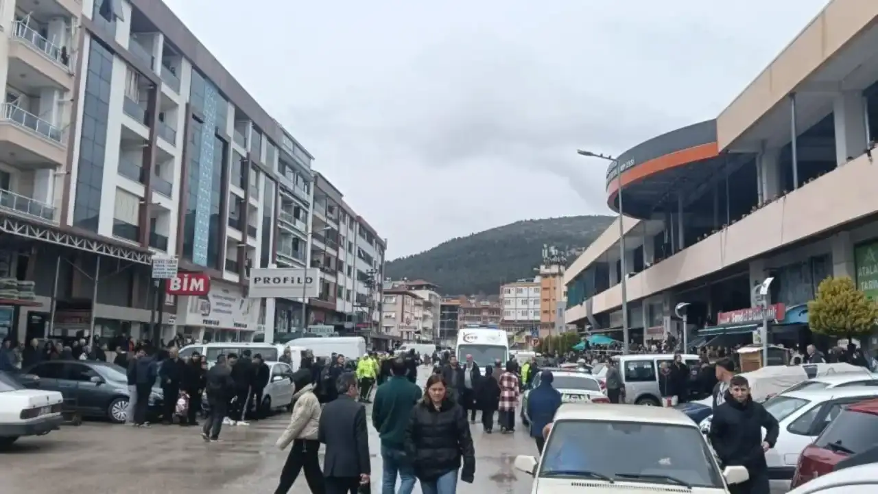 bucakta-pazar-yerinde-bicakli-kavga-5-kisi-yaralandi