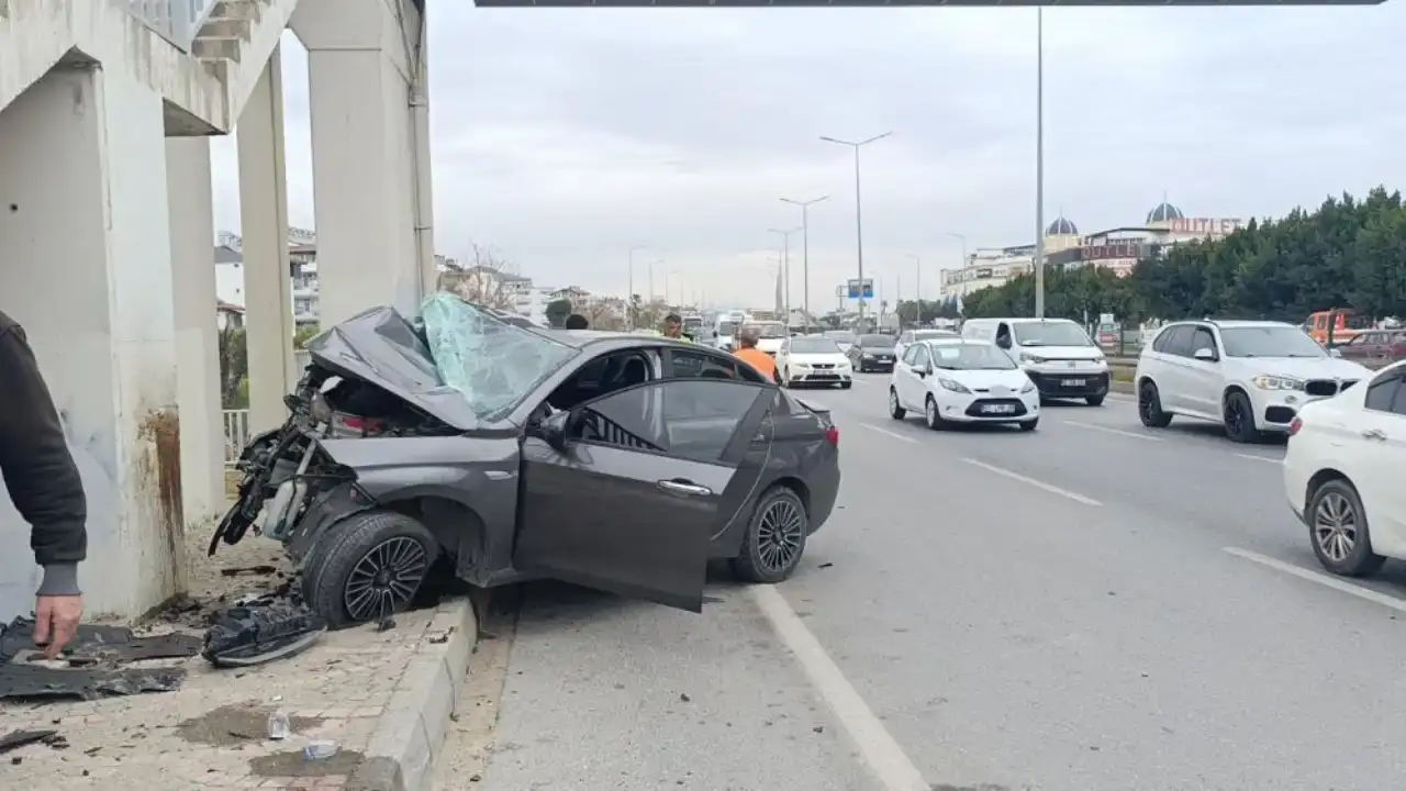 manavgatta-feci-kaza-arac-ust-gecit-ayagina-carpti-surucu-agir-yaralandi