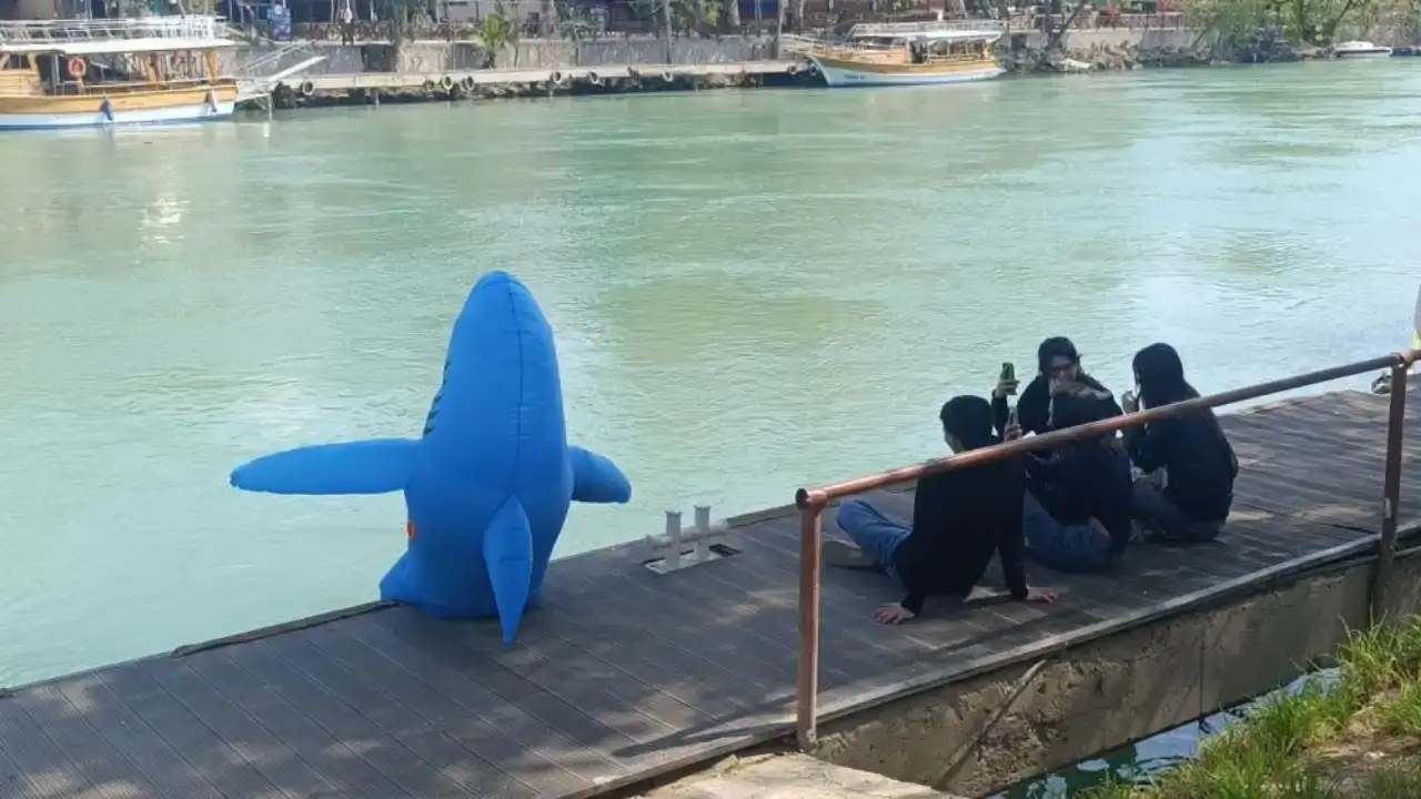 manavgatta-kopek-baligi-kostumlu-genc-gundem-oldu-vatandaslarin-ilgi-odagi-oldu