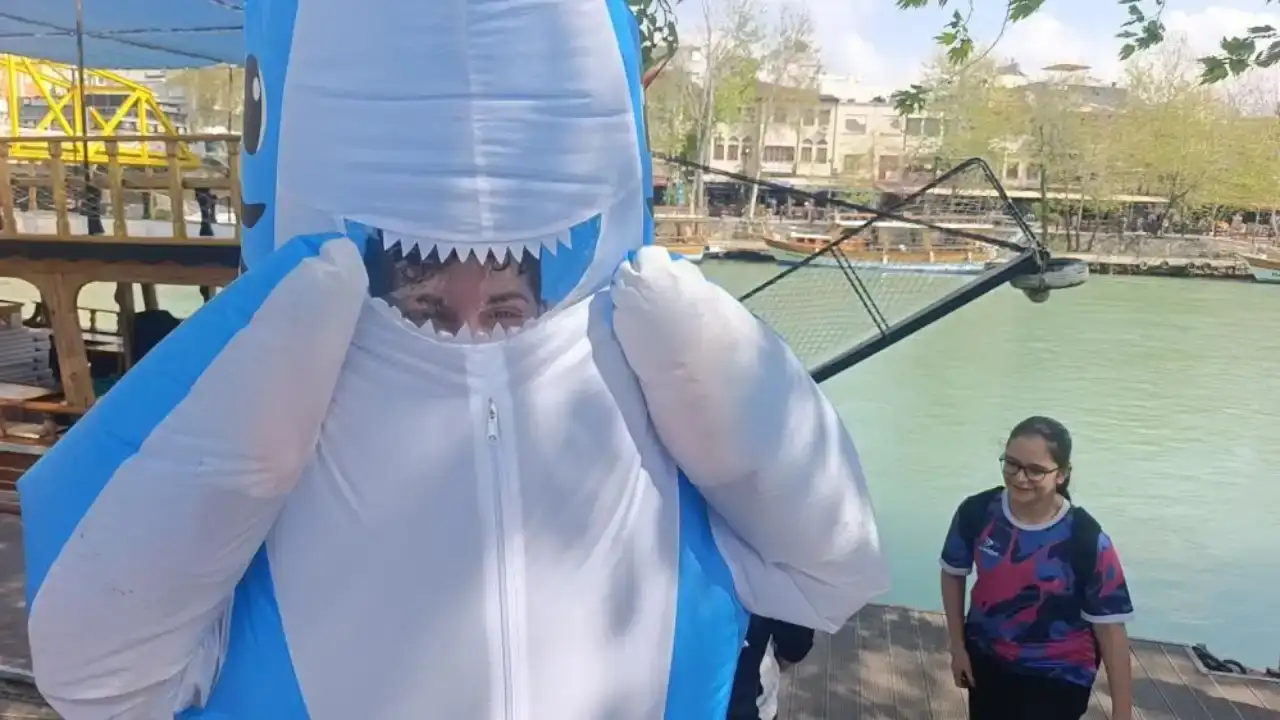 manavgatta-kopek-baligi-kostumlu-genc-gundem-oldu-vatandaslarin-ilgi-odagi-oldu