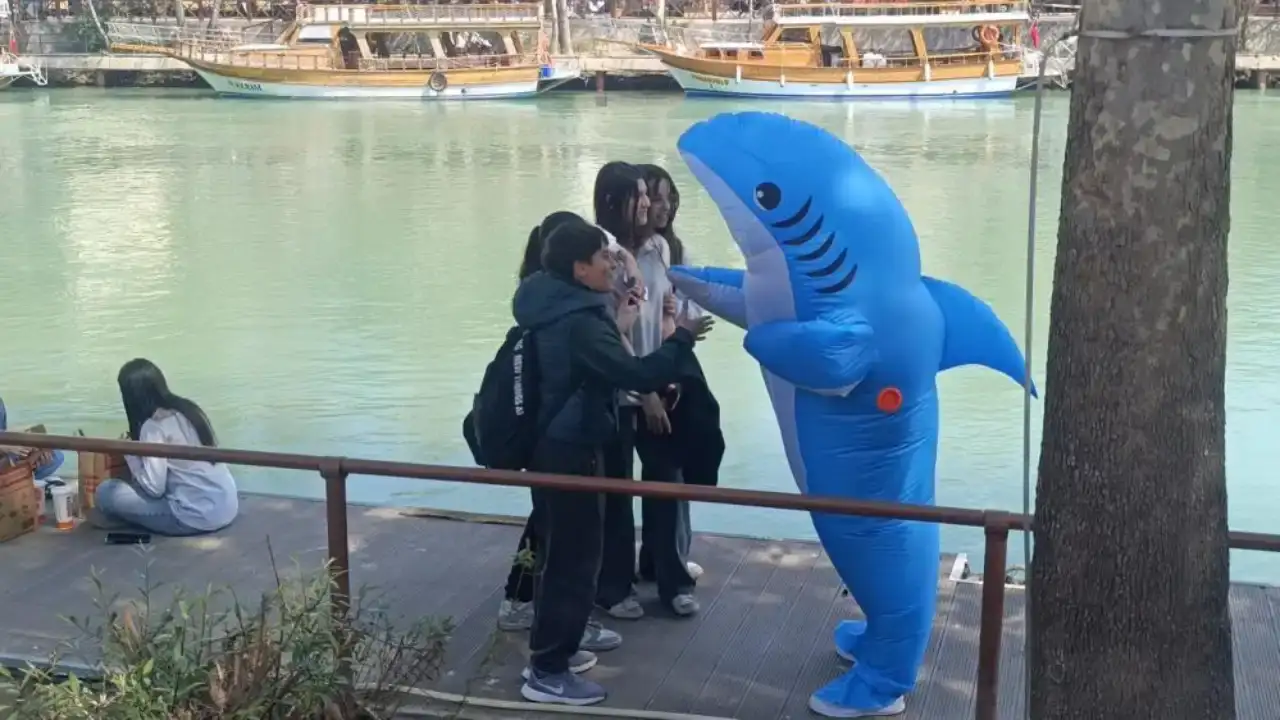 manavgatta-kopek-baligi-kostumlu-genc-gundem-oldu-vatandaslarin-ilgi-odagi-oldu