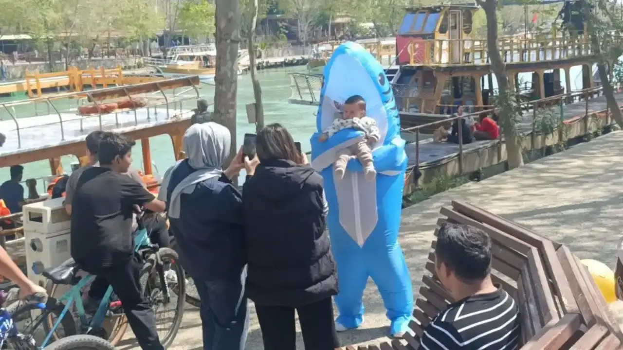 manavgatta-kopek-baligi-kostumlu-genc-gundem-oldu-vatandaslarin-ilgi-odagi-oldu