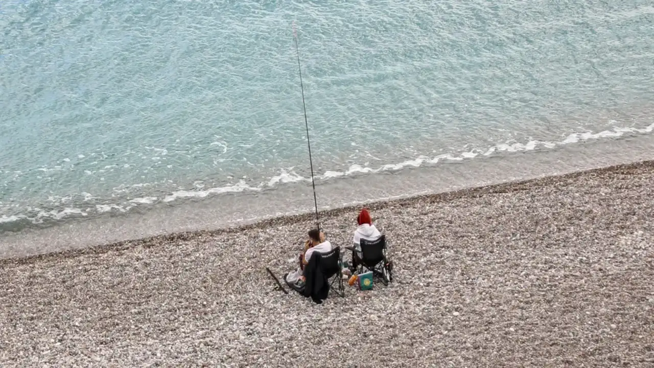 ramazan-bayrami-oncesi-antalyada-vatandaslar-konyaalti-sahiline-akin-etti