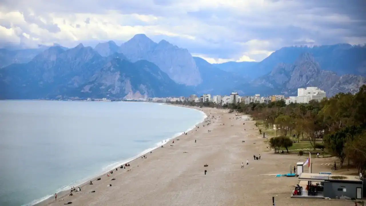 ramazan-bayrami-oncesi-antalyada-vatandaslar-konyaalti-sahiline-akin-etti