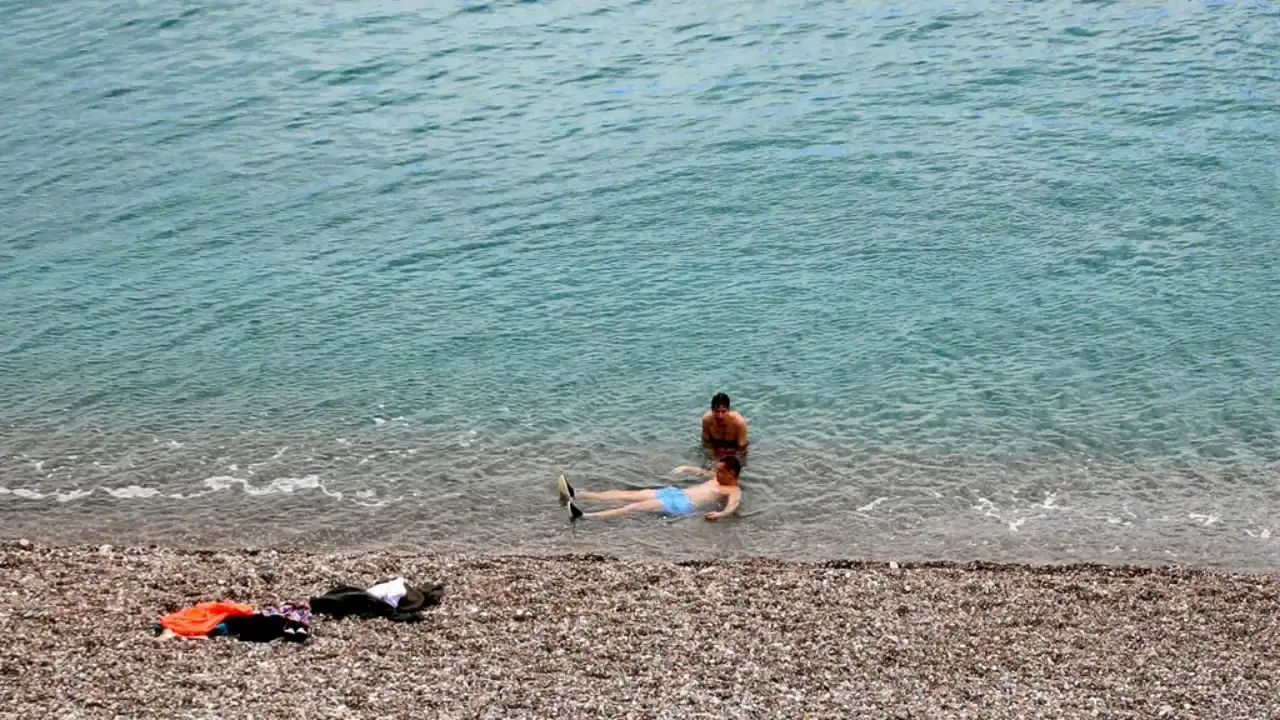 ramazan-bayrami-oncesi-antalyada-vatandaslar-konyaalti-sahiline-akin-etti