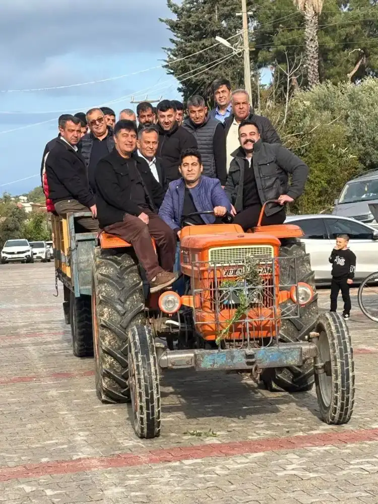 alanyada-50-yillik-bayram-gelenegi-suruyor-traktorlerle-mezarliga-gittiler