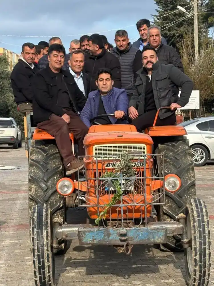 alanyada-50-yillik-bayram-gelenegi-suruyor-traktorlerle-mezarliga-gittiler