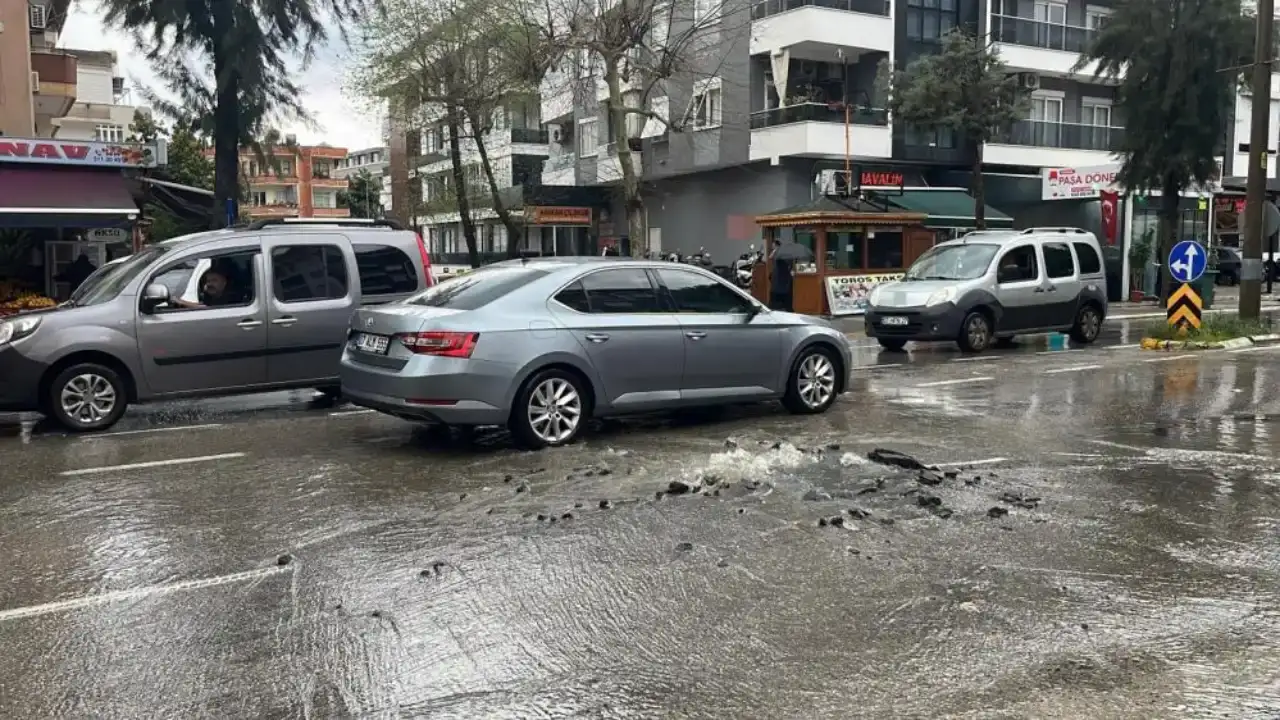 alanyada-kanalizasyon-borusu-patladi-yollar-suyla-kaplandi