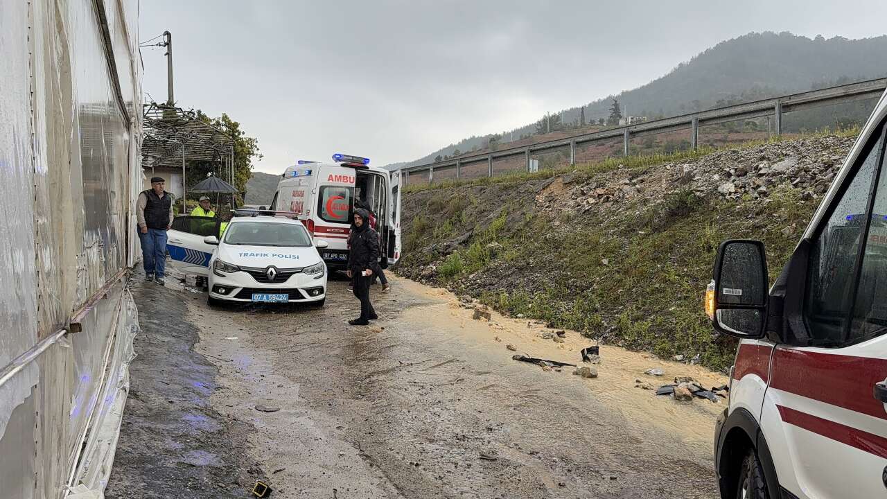 alanyada-korku-dolu-anlar-luks-otomobil-muz-serasina-daldi