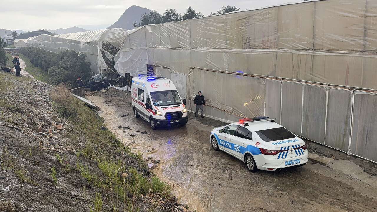 alanyada-korku-dolu-anlar-luks-otomobil-muz-serasina-daldi