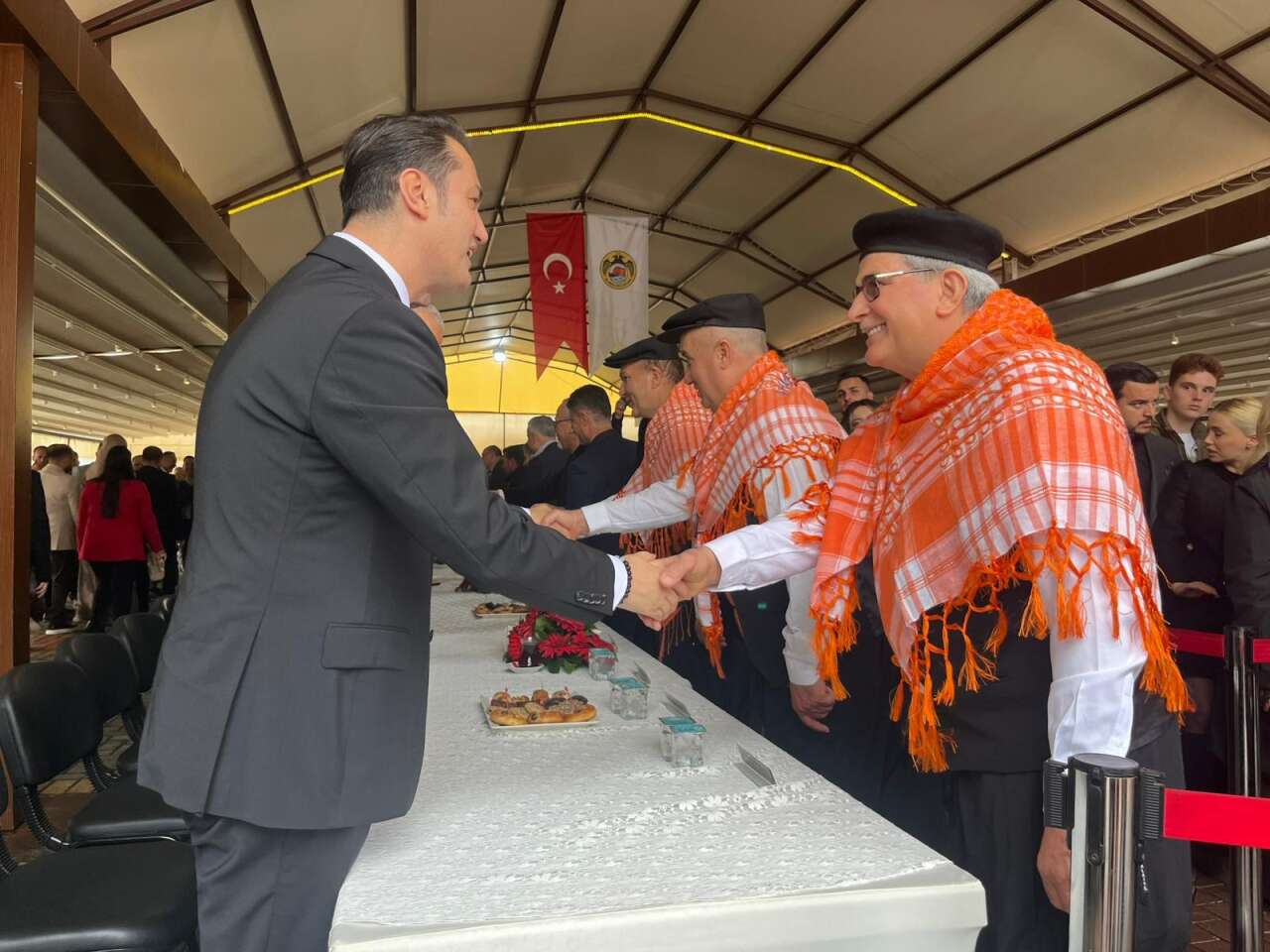 alanyada-protokol-ve-vatandaslar-bir-arada