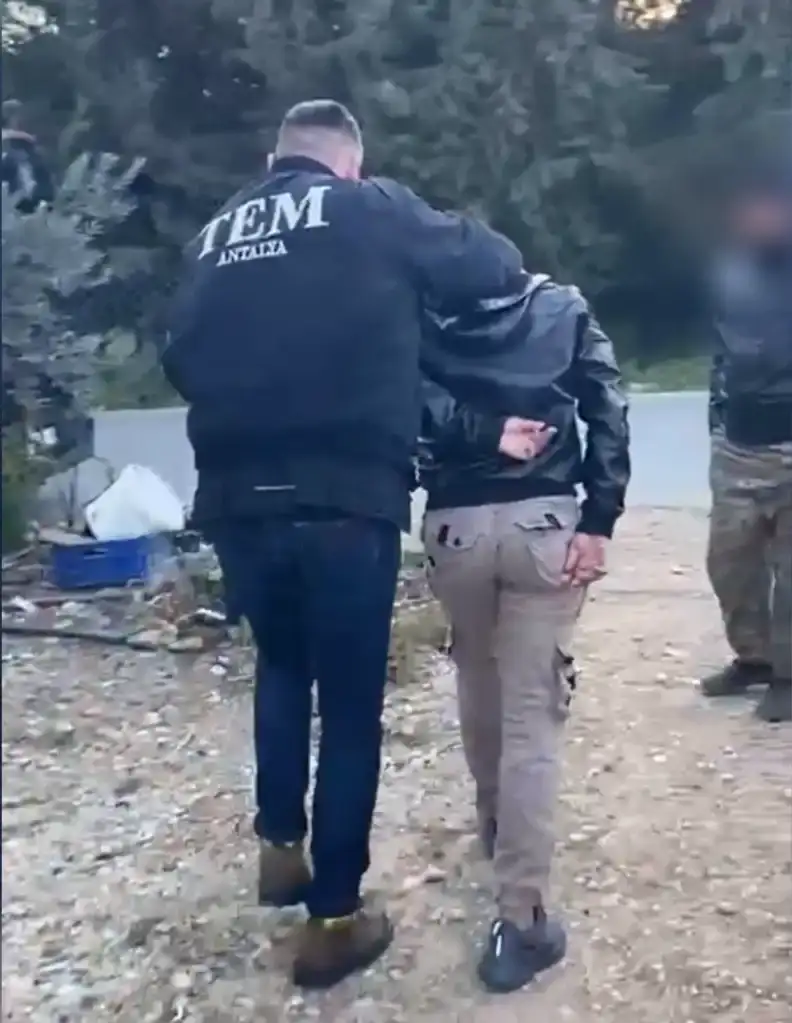 antalya-dahil-27-ilde-fetoye-operasyon-77-supheli-yakalandi