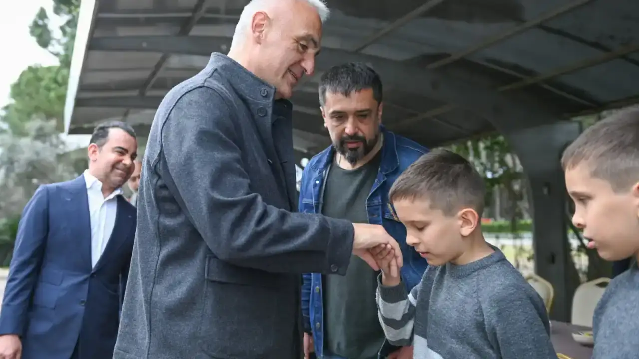 antalyali-bakan-ersoy-ramazan-bayraminda-belekte-taksici-esnafiyla-bulustu