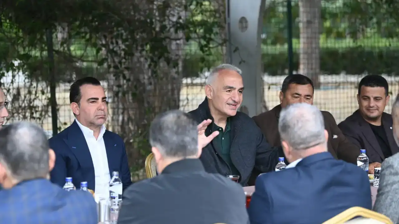 antalyali-bakan-ersoy-ramazan-bayraminda-belekte-taksici-esnafiyla-bulustu