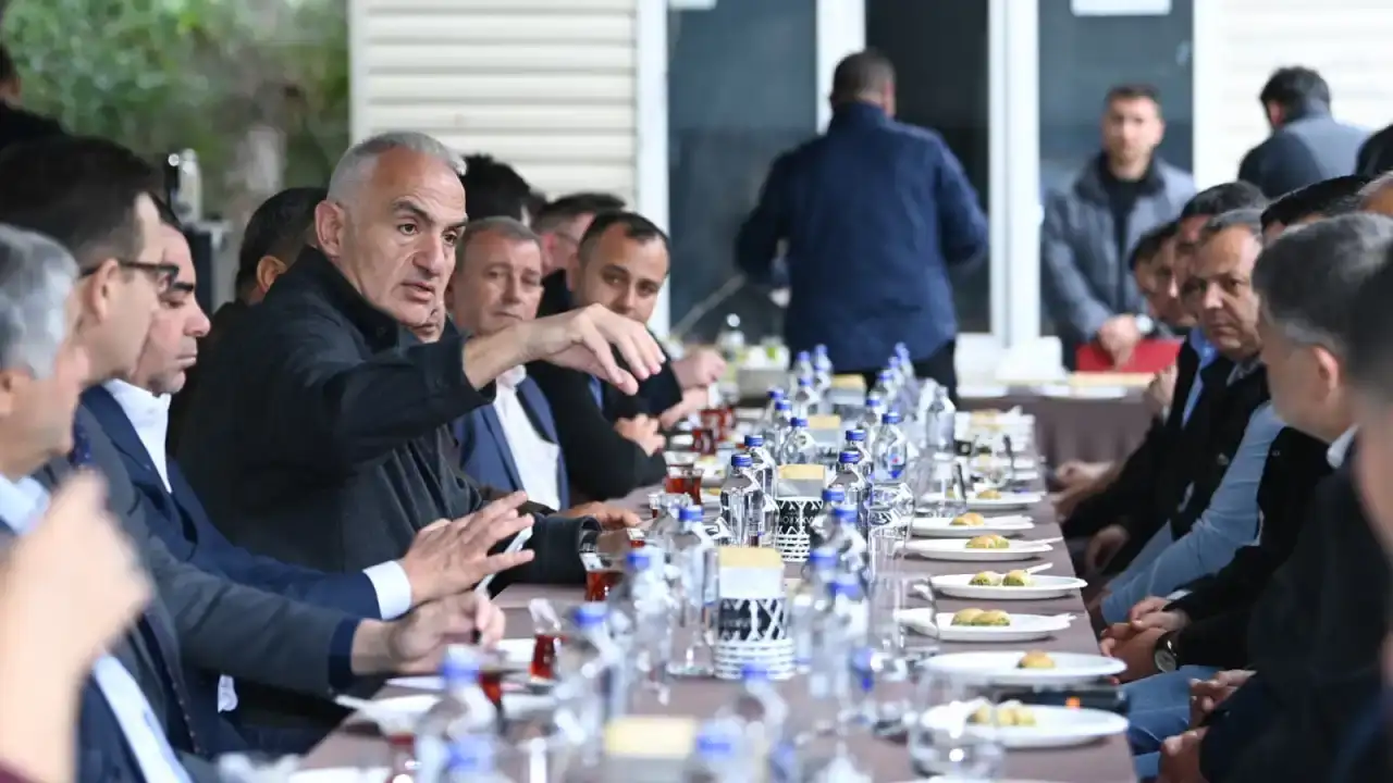 antalyali-bakan-ersoy-ramazan-bayraminda-belekte-taksici-esnafiyla-bulustu