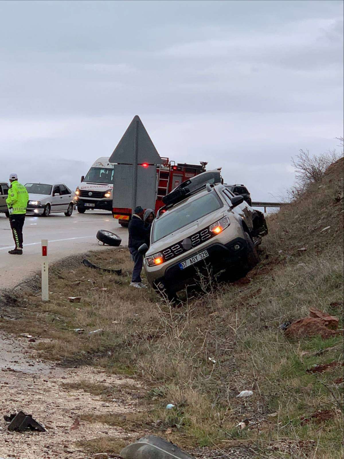 egirdirde-zincirleme-kaza-3-otomobil-carpisti-8-yarali