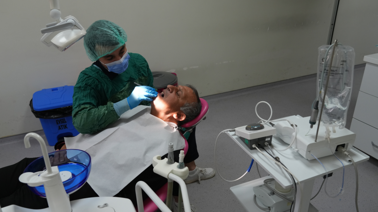 alanyada-sevgi-dolu-gulusler-down-sendromlu-bireylere-ozel-dis-taramasi